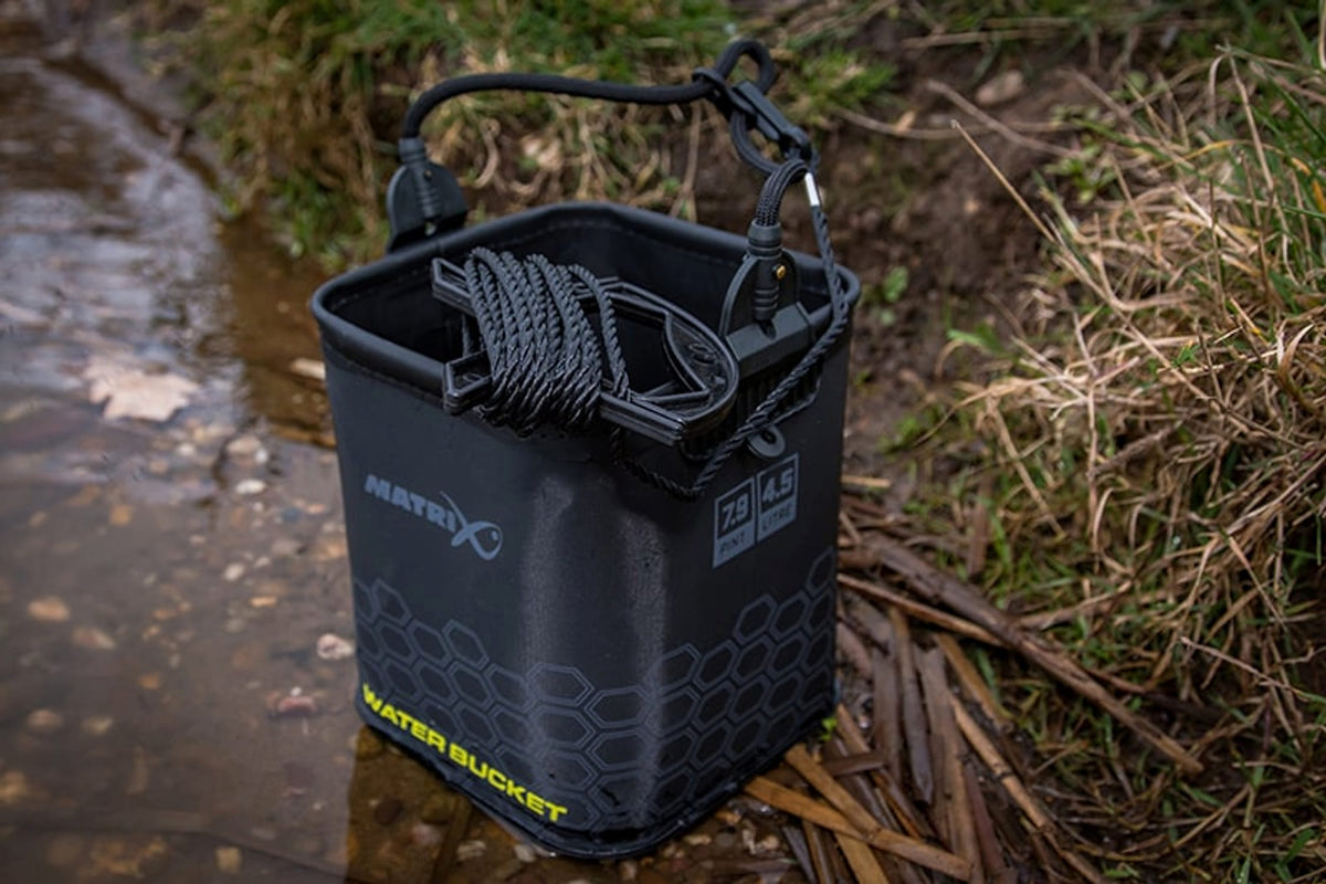 Matrix EVA Water Bucket met de koordhaspel dwars op de open bovenkant aan de waterkant