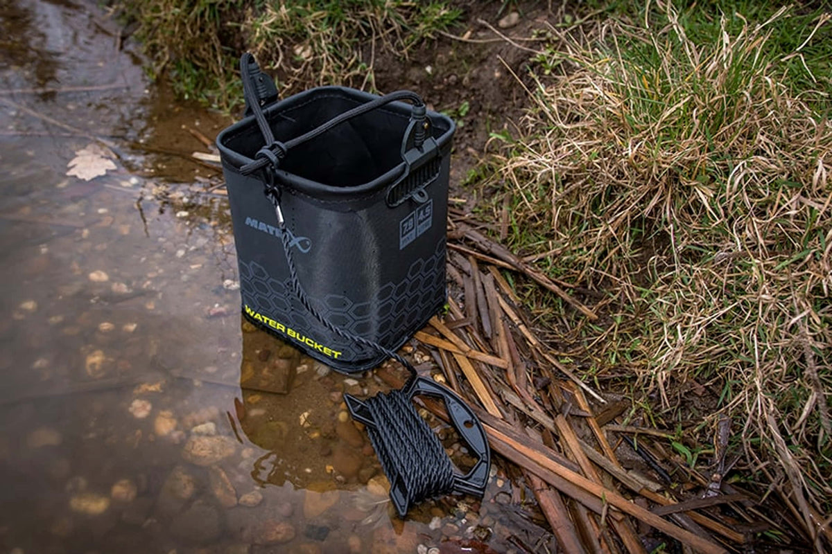 Bovenaanzicht van de Matrix wateremmer met het koord en de losse haspel op de oever