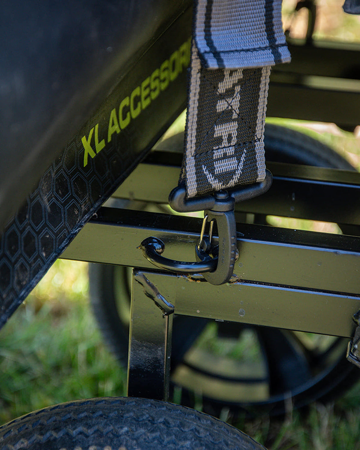 Matrix Adjustable Barrow Straps – geweven riem en gesloten clip aan een frame-oog