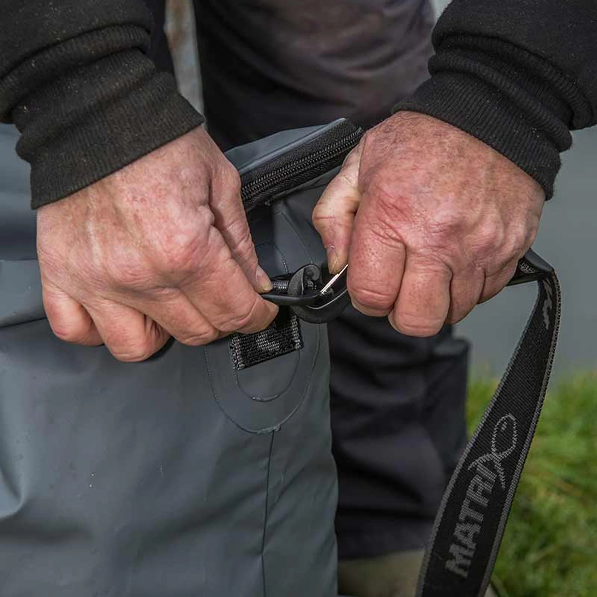 Matrix Aquos PVC Net Bag – gesp bovenaan de tas sluiten