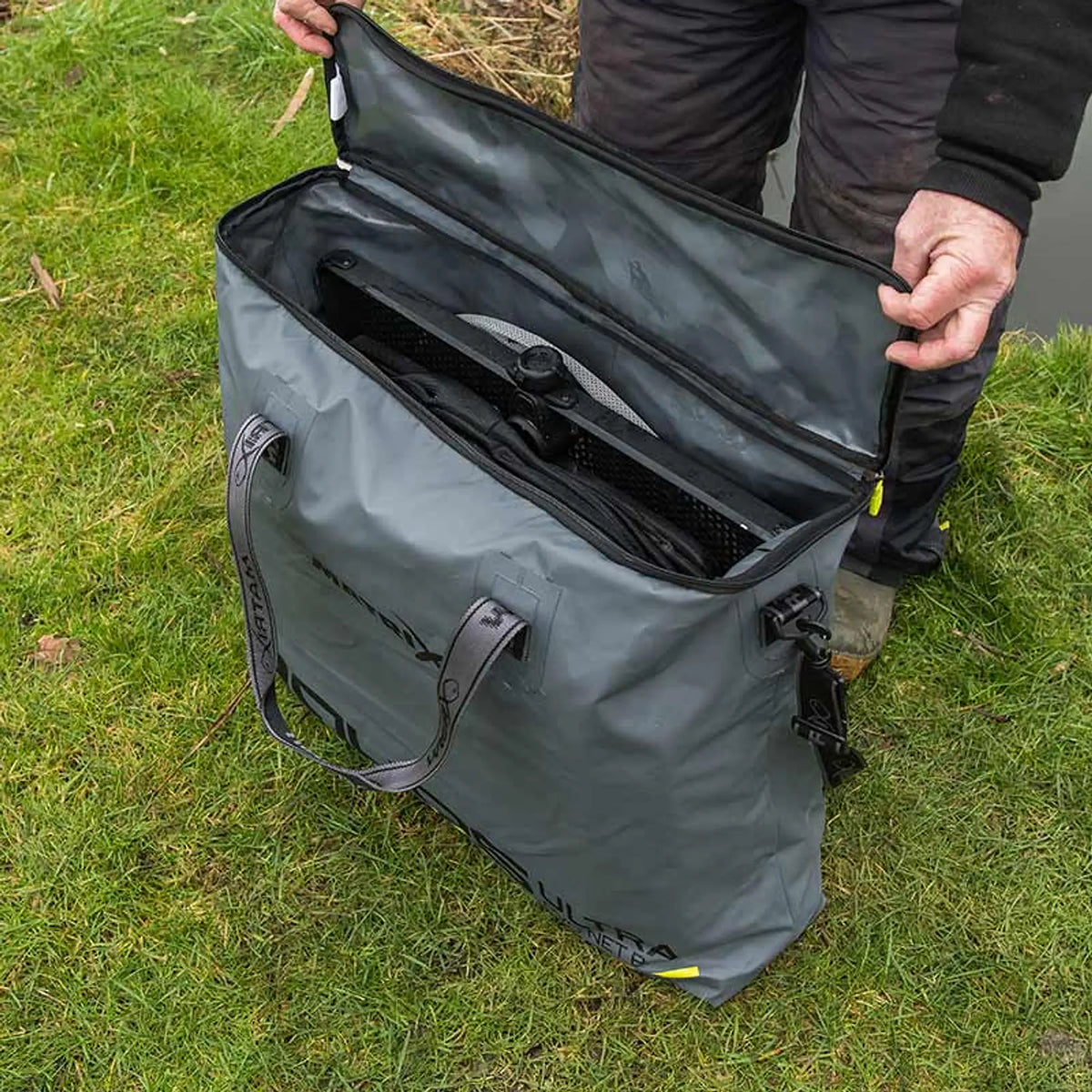 Matrix Aquos PVC Net Bag – geopende tas in gebruik