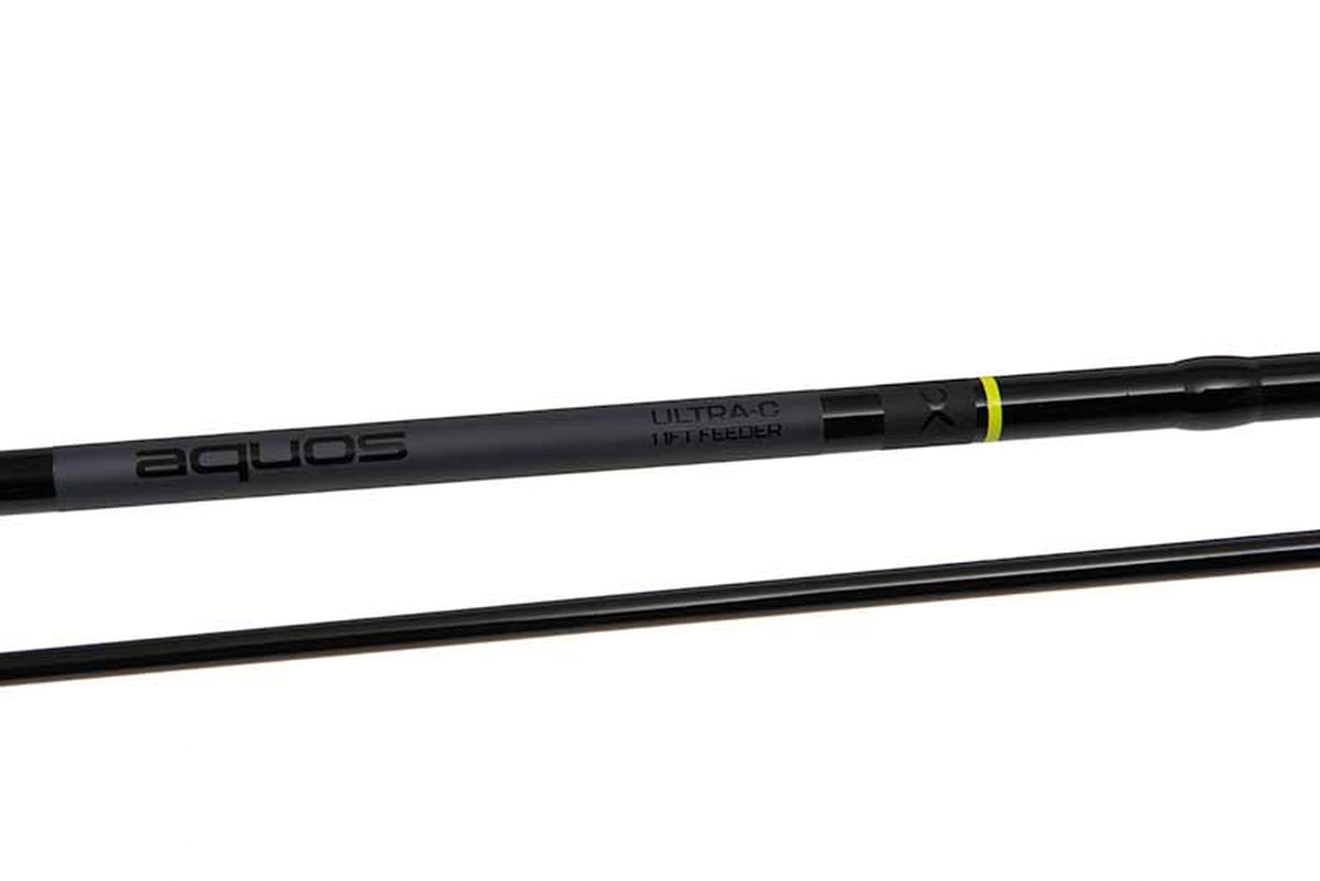 Matrix Aquos Ultra-C 11ft Feeder – oorspronkelijke detailfoto van de modelopdruk, het Aquos-logo en de gele ring naast een hengeldeel