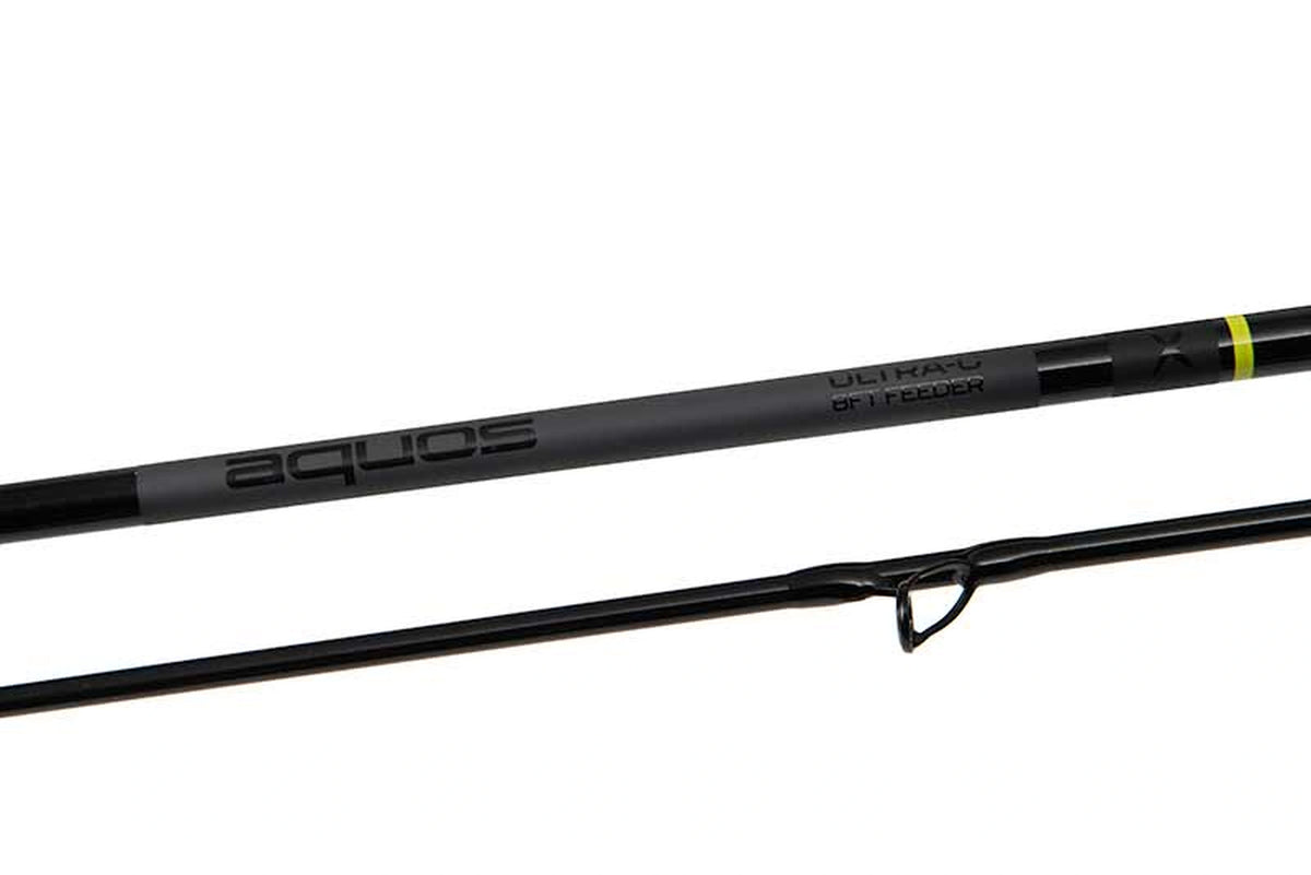 Matrix Aquos Ultra-C 8ft Feeder – oorspronkelijke detailfoto van de modelopdruk en gele ring naast een hengeldeel met geleideoog