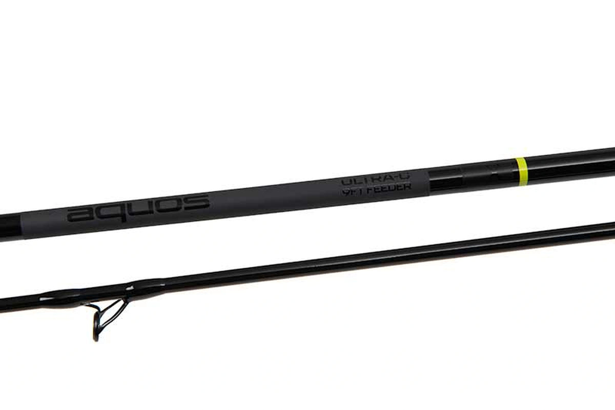 Matrix Aquos Ultra-C 9ft Feeder – oorspronkelijke detailfoto van de modelopdruk en gele ring naast een hengeldeel met geleideoog