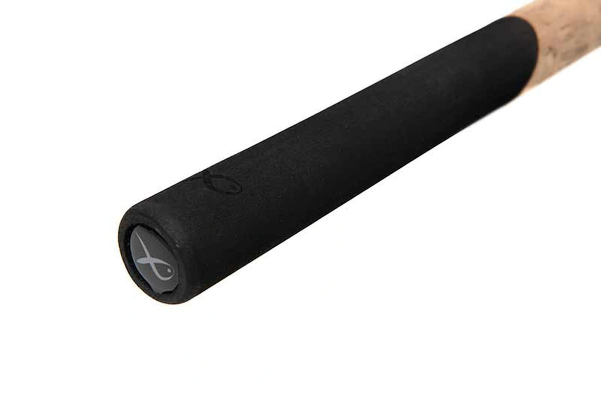 Matrix Aquos Ultra-C Feeder Rod – zwarte EVA-eindgreep met Matrix-logo op de einddop en aansluiting op de kurkgreep