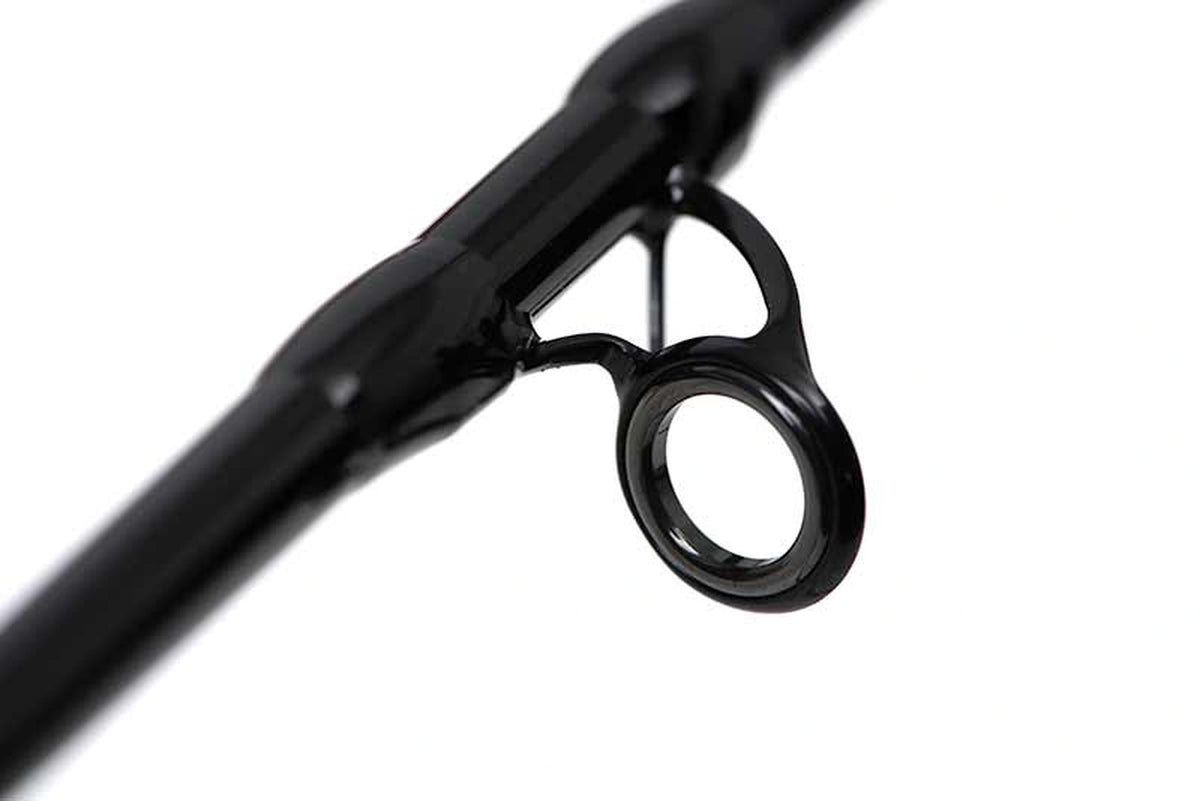 Matrix Aquos Ultra-C Feeder Rod – close-up van het grote zwarte geleideoog met dubbele bevestiging op de glanzende blank