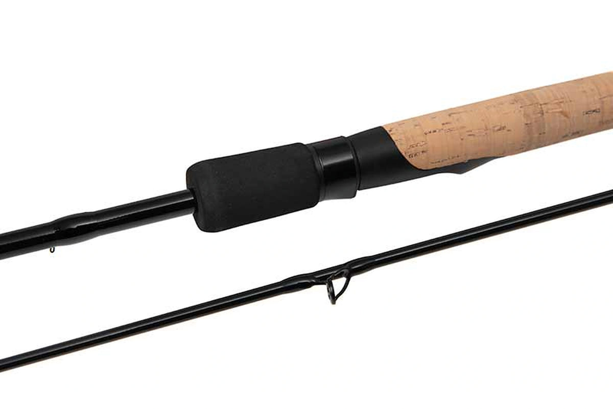Matrix Aquos Ultra-C Feeder Rod – detail van de zwarte molenhouder en kurken handgreep naast een hengeldeel met geleideoog