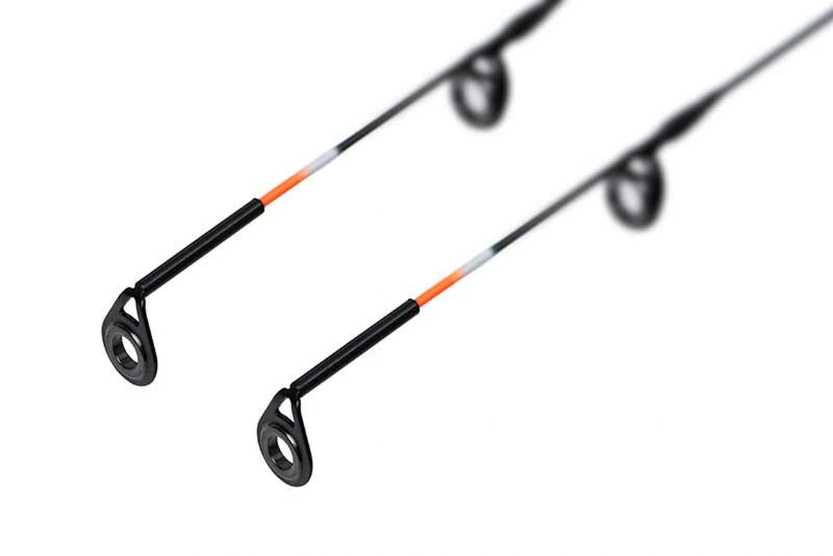 Matrix Aquos Ultra-C Feeder Rod – twee losse toppen met oranje en witte markeringen en zwarte topogen op een witte achtergrond