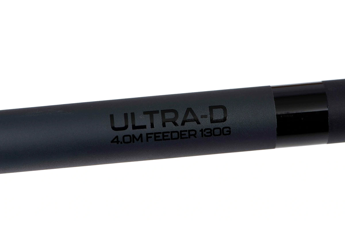 Close-up van de ULTRA-D 4.0M FEEDER 130G-opdruk en glanzende zwarte band op de Matrix Aquos feederhengel