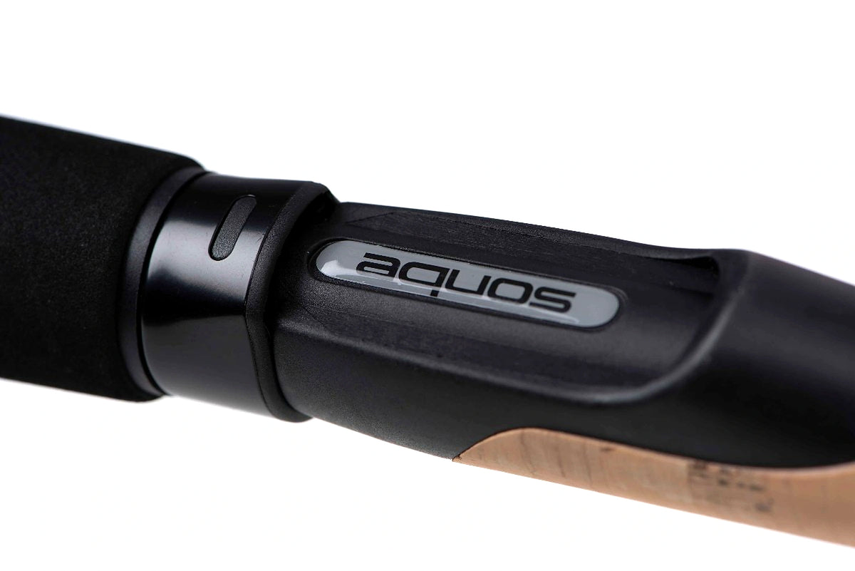 Close-up van de zwarte molenhouder met Aquos-logo en de kurken handgreep van de Matrix Aquos Ultra D feederhengel