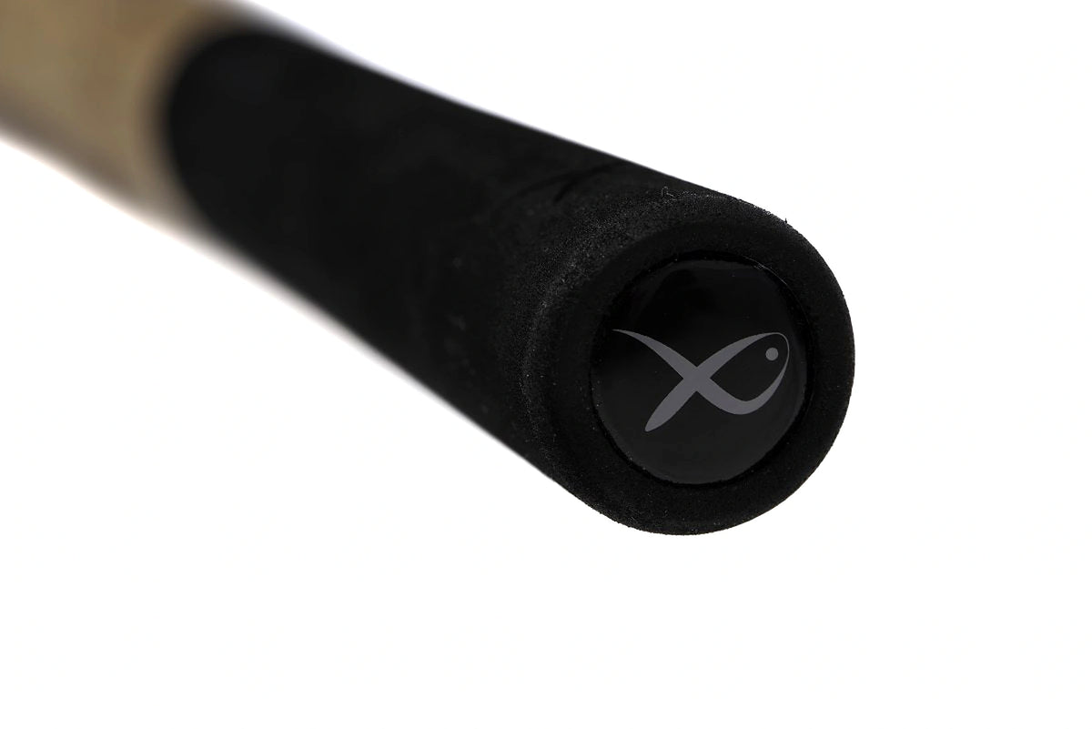 Vooraanzicht van de ronde einddop met Matrix-logo en zwarte greep van de Aquos Ultra D feederhengel