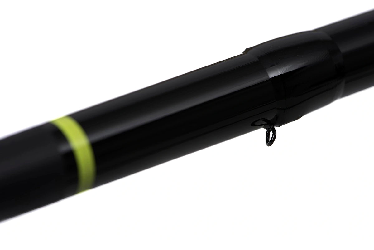 Detail van het haaklusje onder de zwarte blank en de groene markering op de Matrix Aquos Ultra D feederhengel