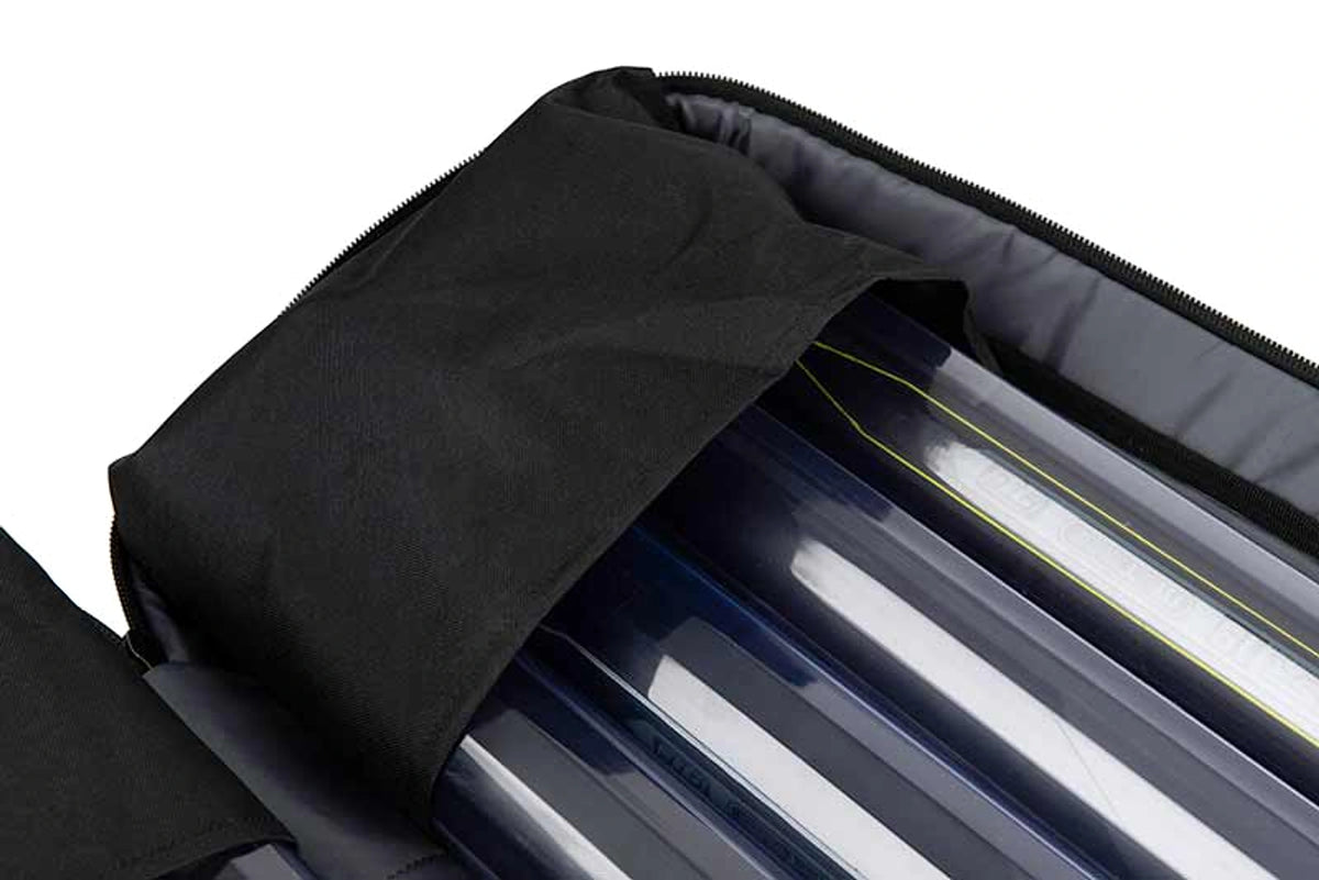 Matrix Aquos Ultra Rod Holdall hengelfoedraal, detail van het gevoerde binnenvak met hengelkokers