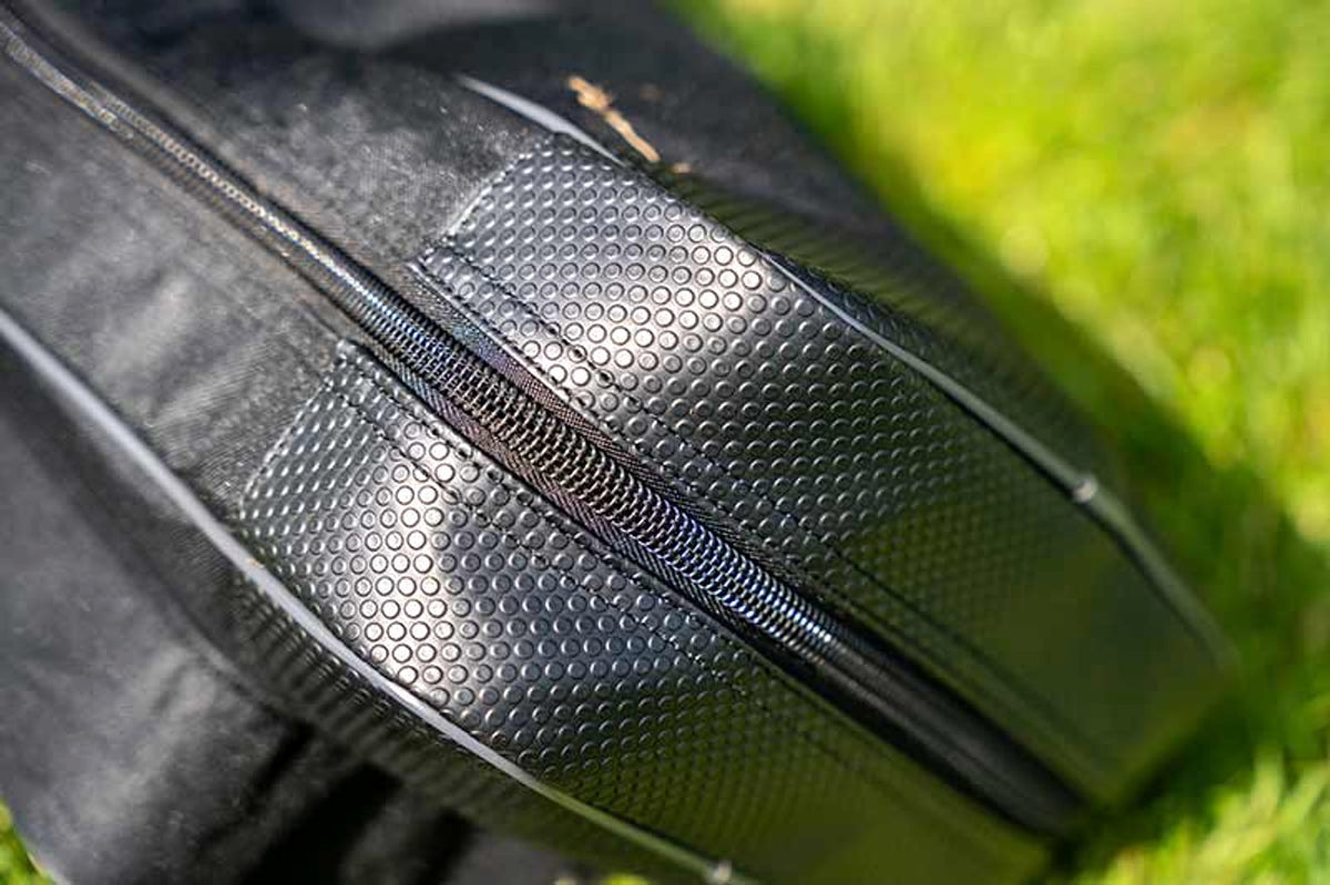 Matrix Aquos Ultra Rod Holdall hengelfoedraal, versterkte bodem met ritssluiting op het gras