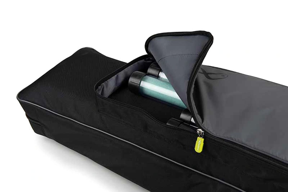 Matrix Aquos Ultra Rod Holdall hengelfoedraal, geopend buitenvak met lange accessoires