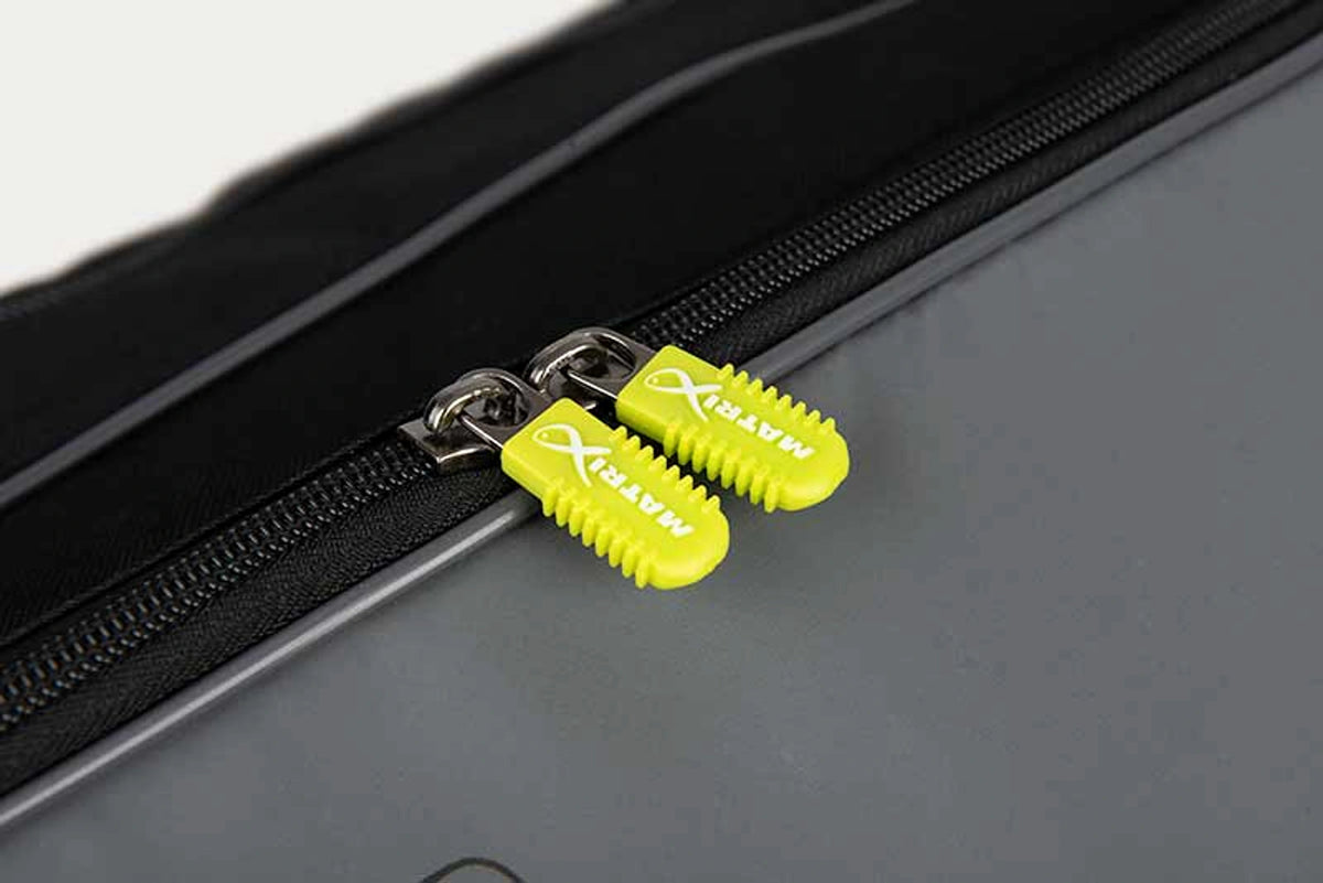 Matrix Aquos Ultra Rod Holdall hengelfoedraal, detail van de dubbele ritssluiting met gele Matrix-trekkers