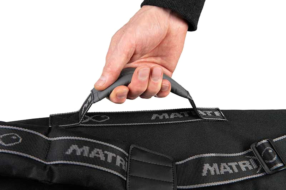 Matrix Aquos Ultra Rod Holdall hengelfoedraal, gevoerde draaggreep in de hand