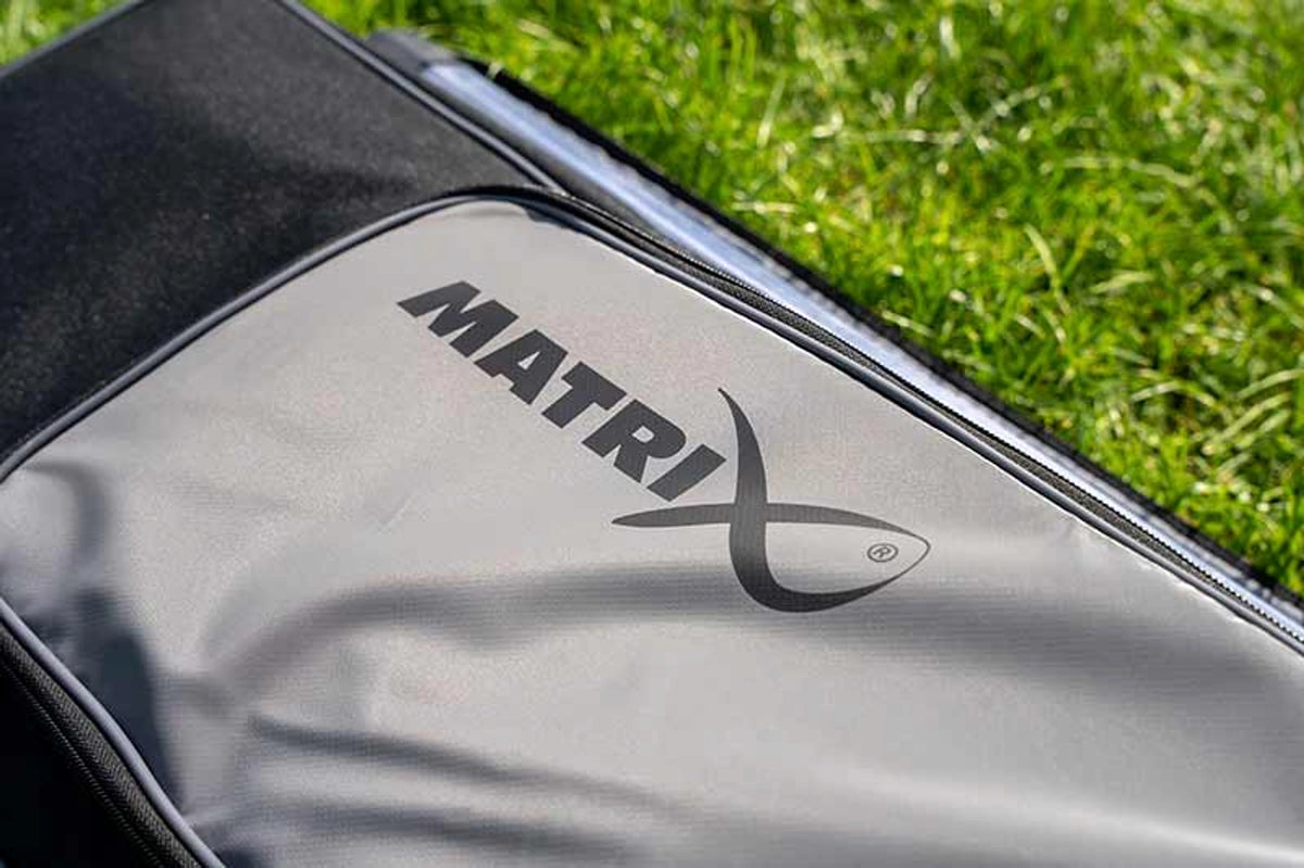 Matrix Aquos Ultra Rod Holdall hengelfoedraal, Matrix-logo op het grijze paneel buiten