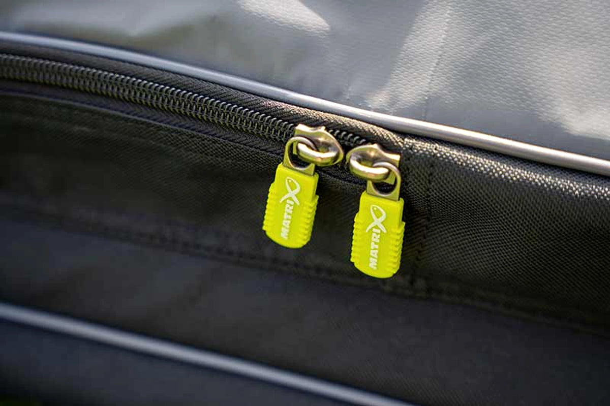 Matrix Aquos Ultra Rod Holdall hengelfoedraal, detail van de gele ritstrekkers buiten