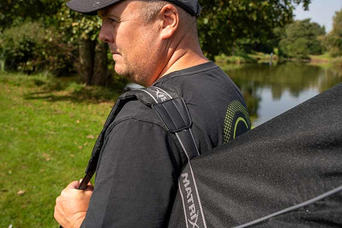 Matrix Aquos Ultra Rod Holdall hengelfoedraal, gevoerde schouderriem tijdens het dragen