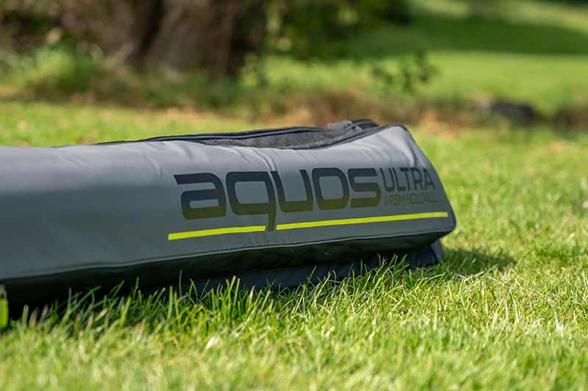 Matrix Aquos Ultra Rod Holdall hengelfoedraal, grijs voorvak met modelopdruk op het gras
