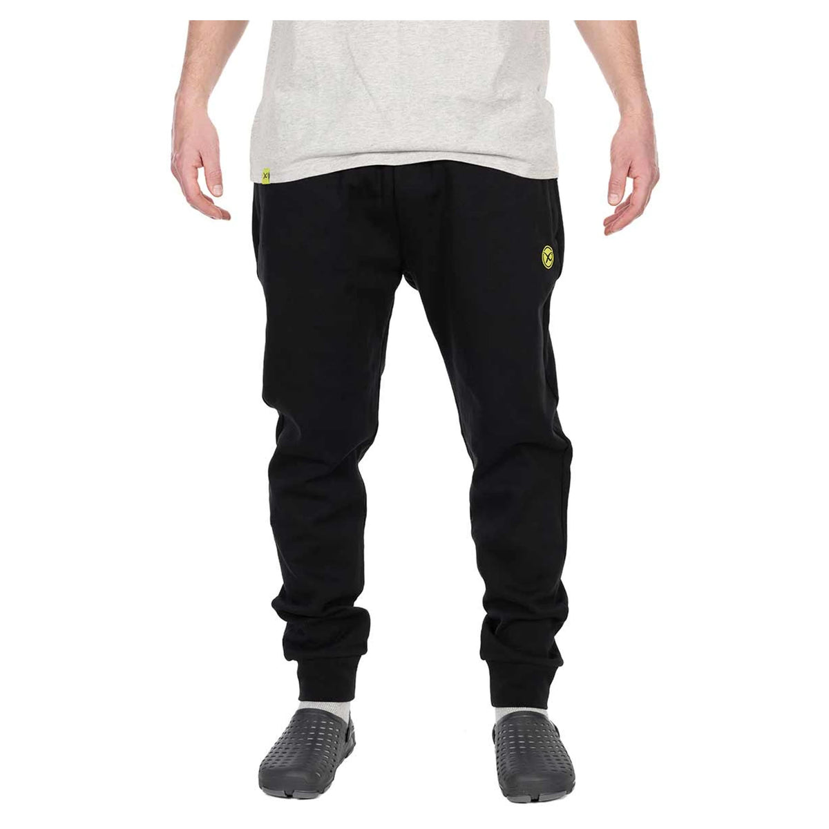 Matrix Black Joggers – joggingbroek gedragen van voren in de studio