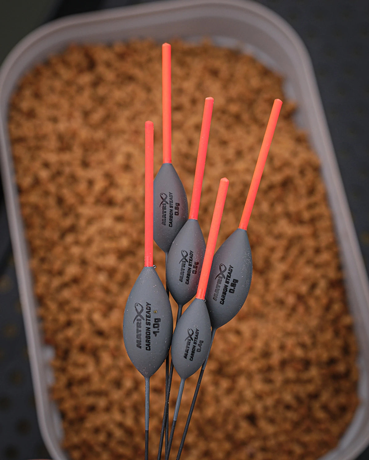 Matrix Carbon Steady-dobbers – vijf dobbers boven een bak lokvoer