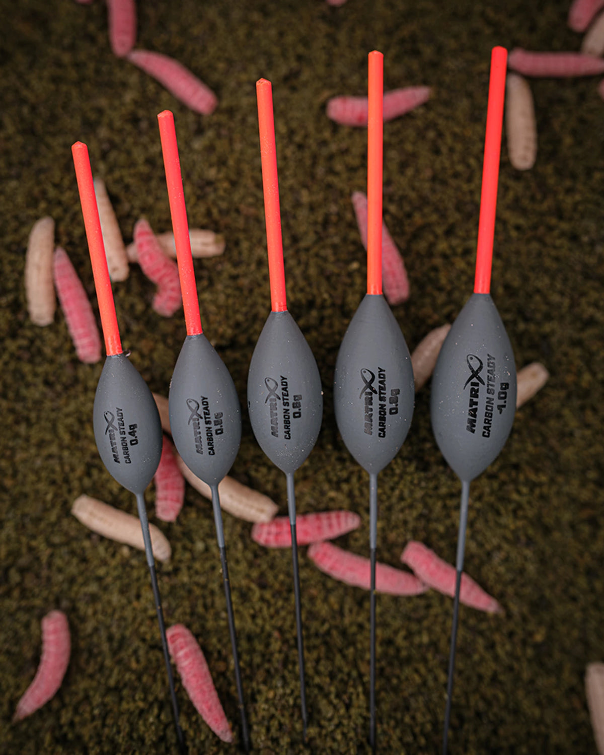 Matrix Carbon Steady-dobbers – vijf dobbers rechtop boven lokvoer en maden