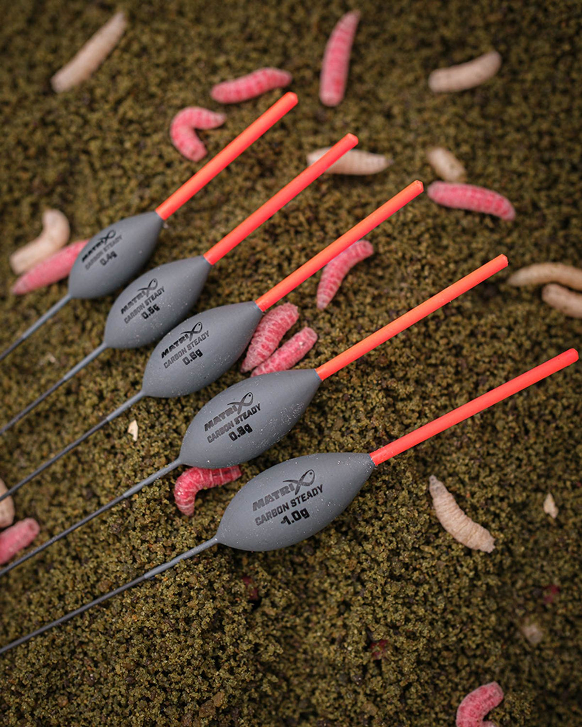Matrix Carbon Steady-dobbers – vijf dobbers schuin op lokvoer en maden