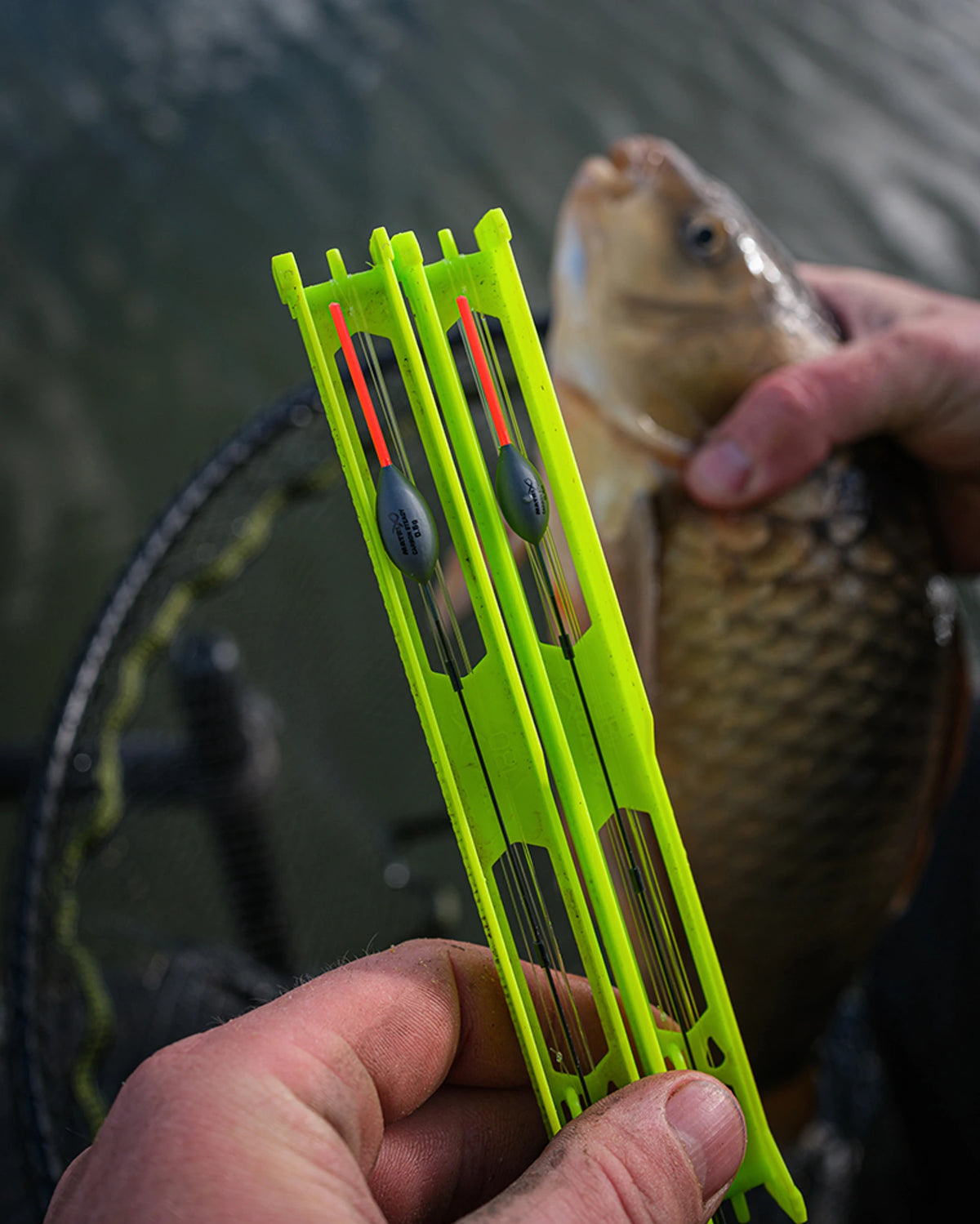 Matrix Carbon Steady-dobbers – twee gemonteerde dobbers op tuigenplankjes naast een vangst