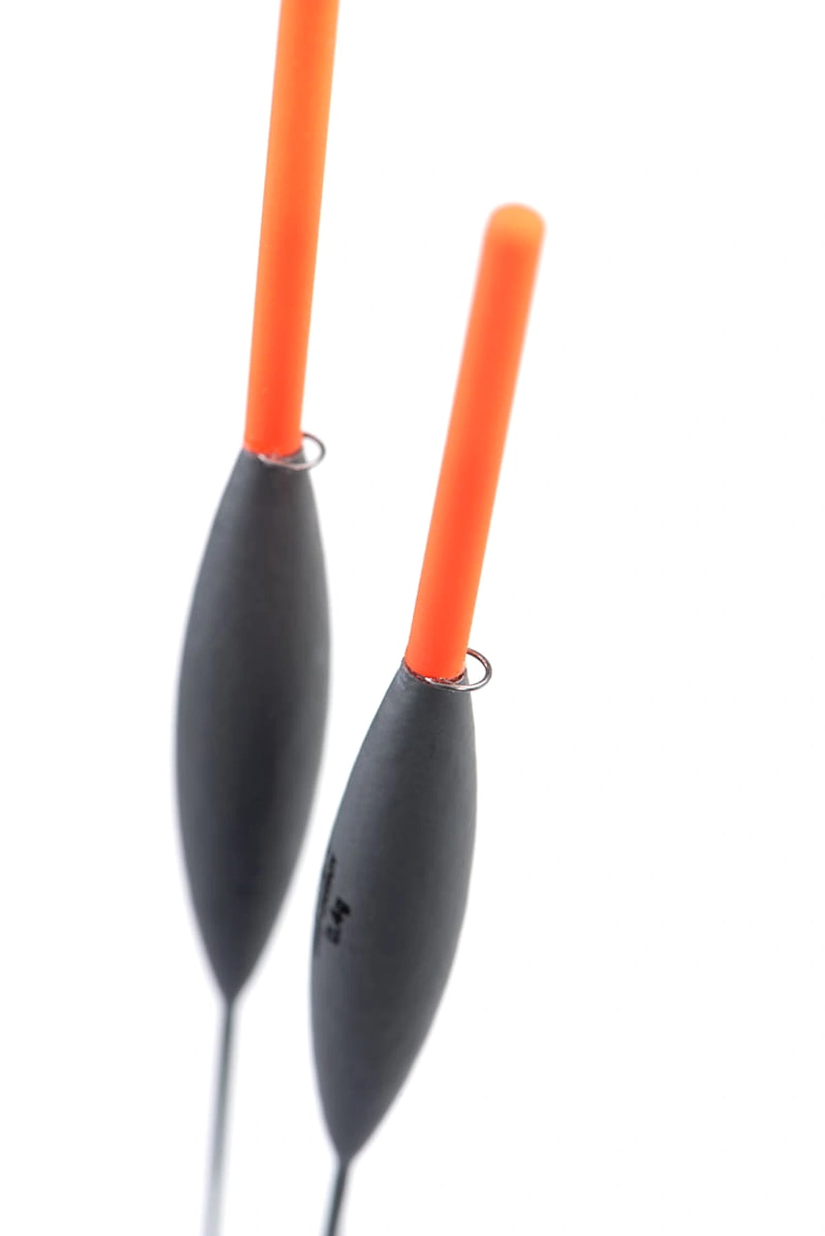 Matrix Carp Carbon Pole Floats, schuin detail van antennes, lijnogen en grijze dobberlichamen
