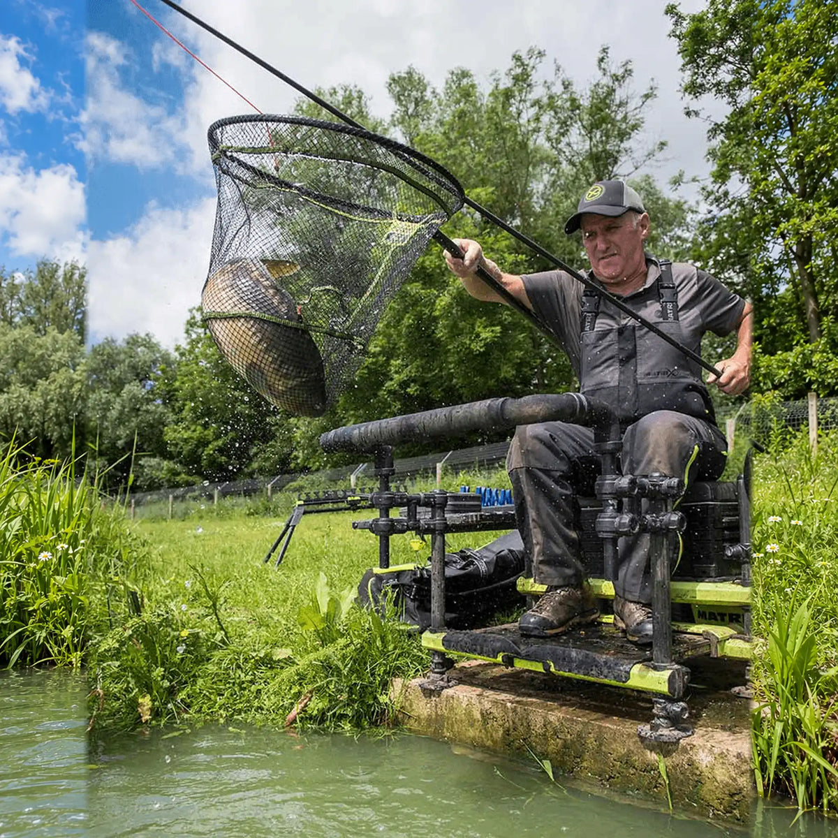 Visser landt een karper met Matrix Carp Latex Landing Net
