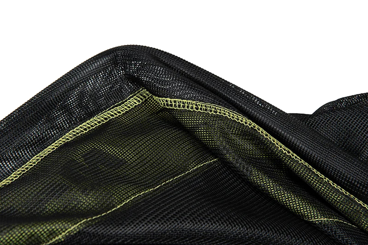 Matrix Carp Safe Keepnet 4m: zwart gaas met gele stiknaden langs de afgeronde bovenrand