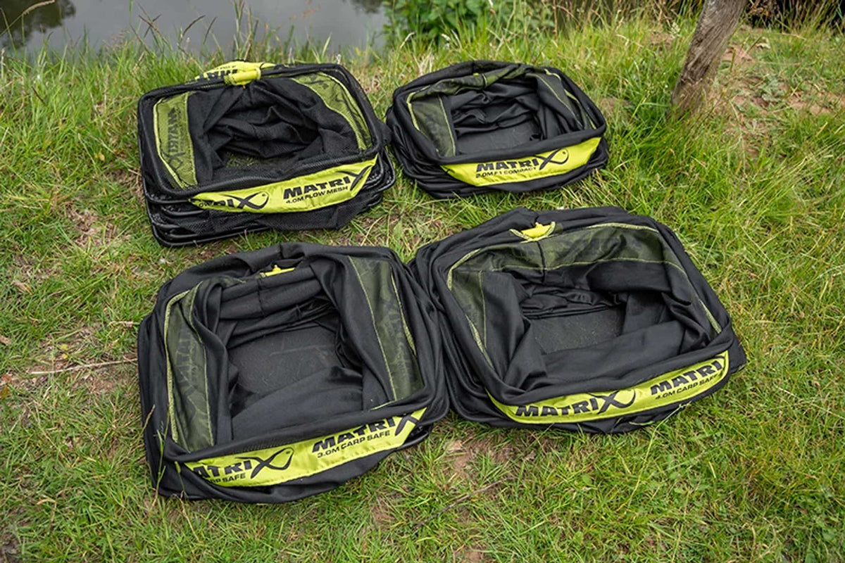 Overzicht van Matrix-leefnetten op gras, waaronder de 3m- en 4m-Carp Safe-uitvoering