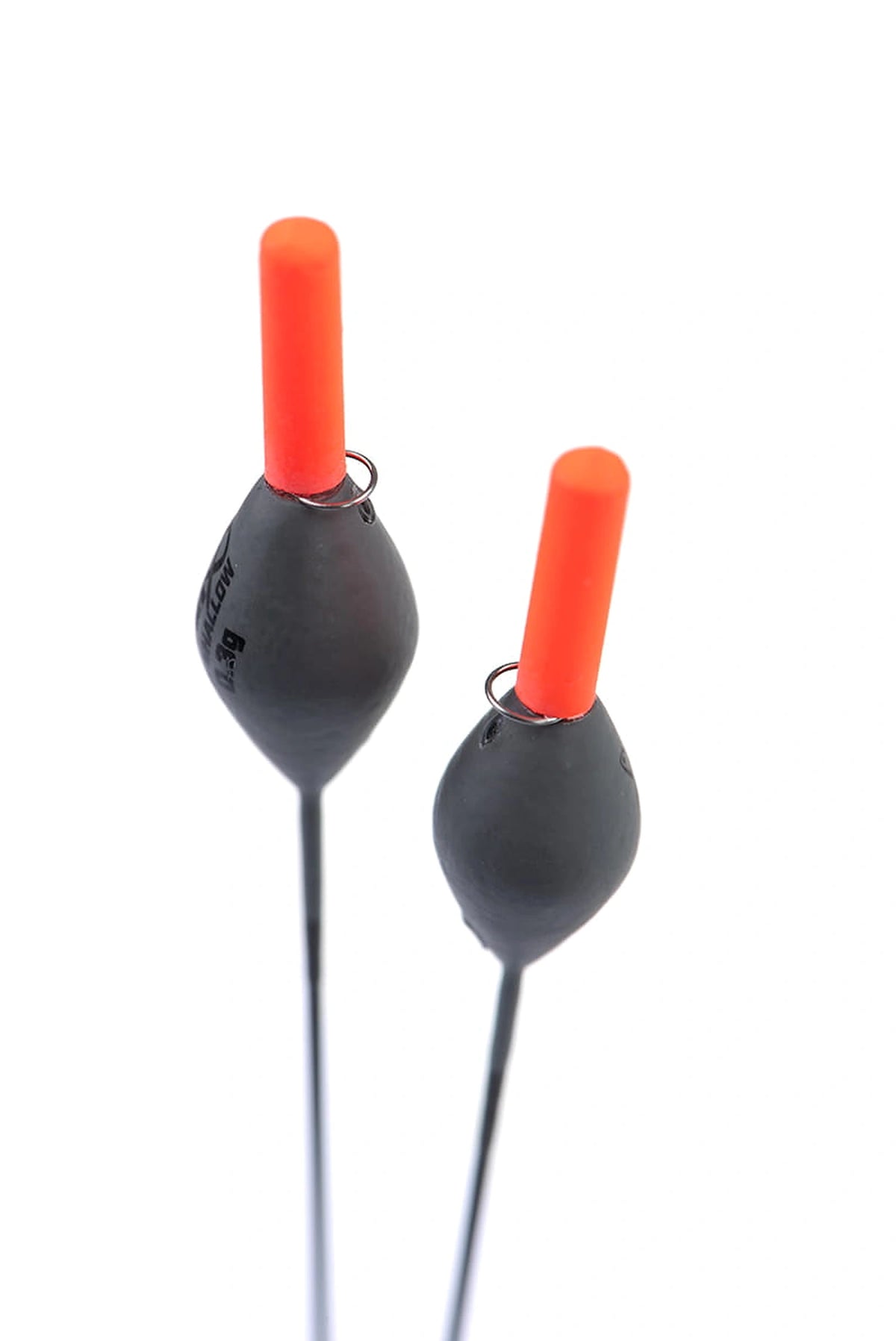 Matrix Carp Shallow Carbon Pole Floats – twee dobbers naast elkaar met oranje antennes, metalen lijnoogjes en zichtbare lichaamscontouren