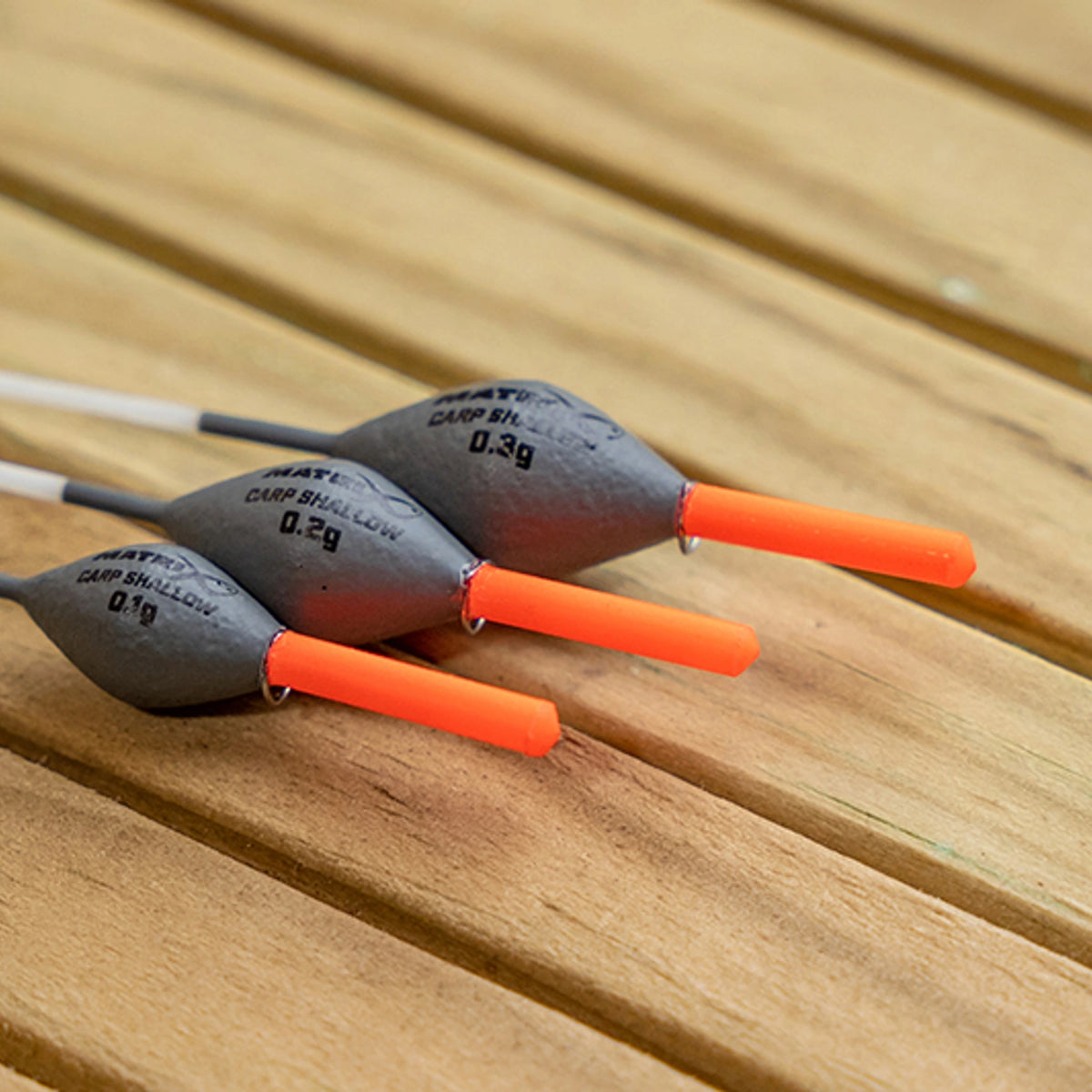 Matrix Carp Shallow Pole Float – originele 0.1g, 0.2g en 0.3g-dobbers op houten ondergrond