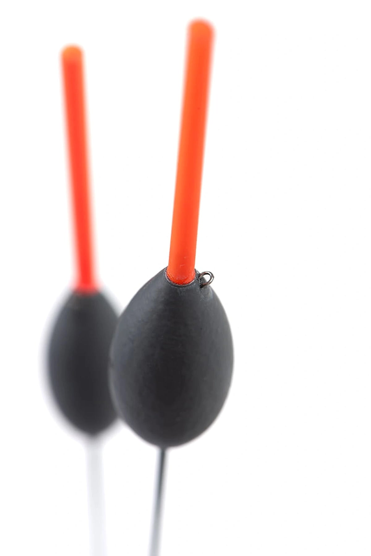 Matrix Carp Steady Pole Floats – close-up van twee lange oranje antennes, dobberlichamen en het metalen lijnoog op de voorgrond