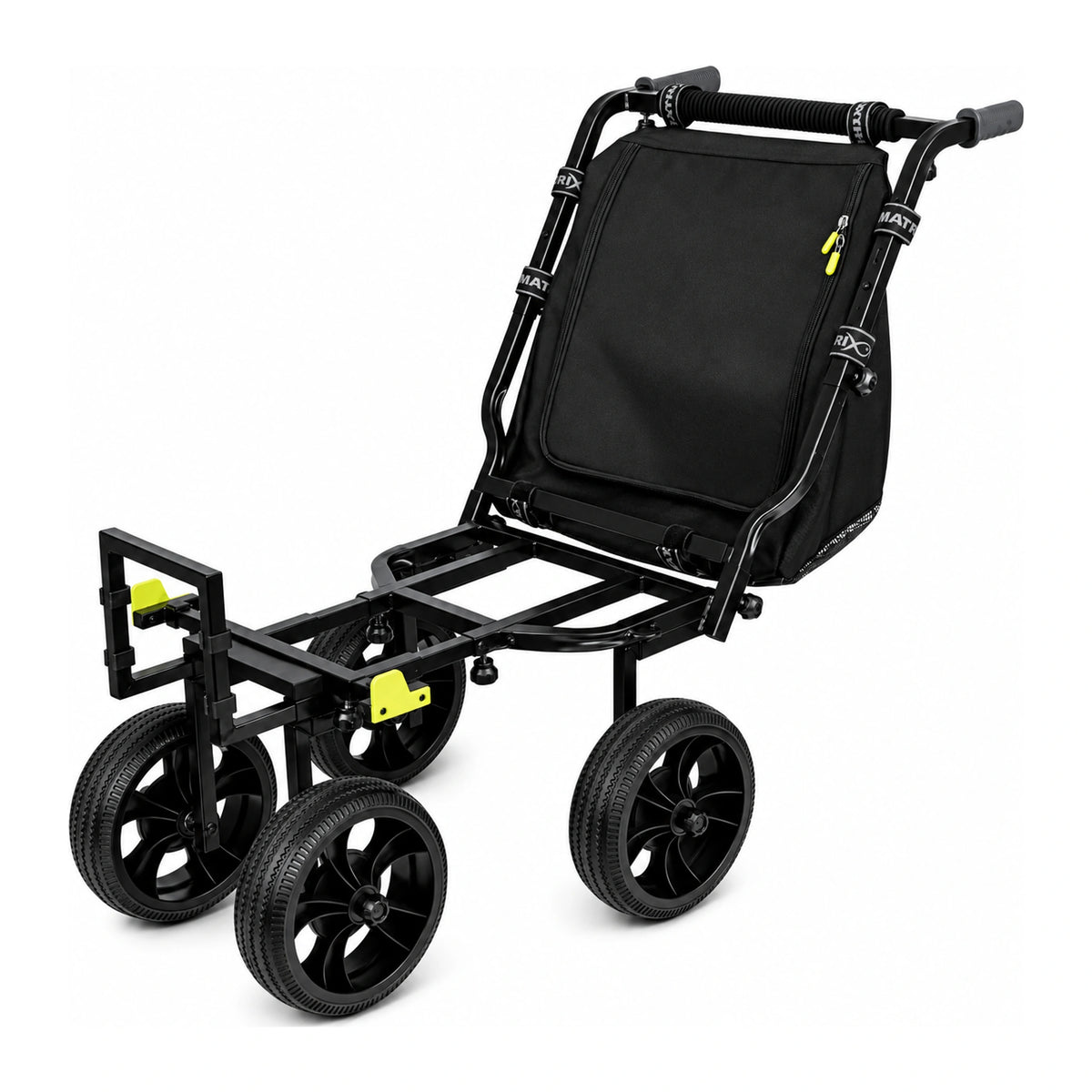Matrix Compact 4 Wheel Transporter: volledig schuin vooraanzicht van de vierwielige transportkar met zwarte opbergtas