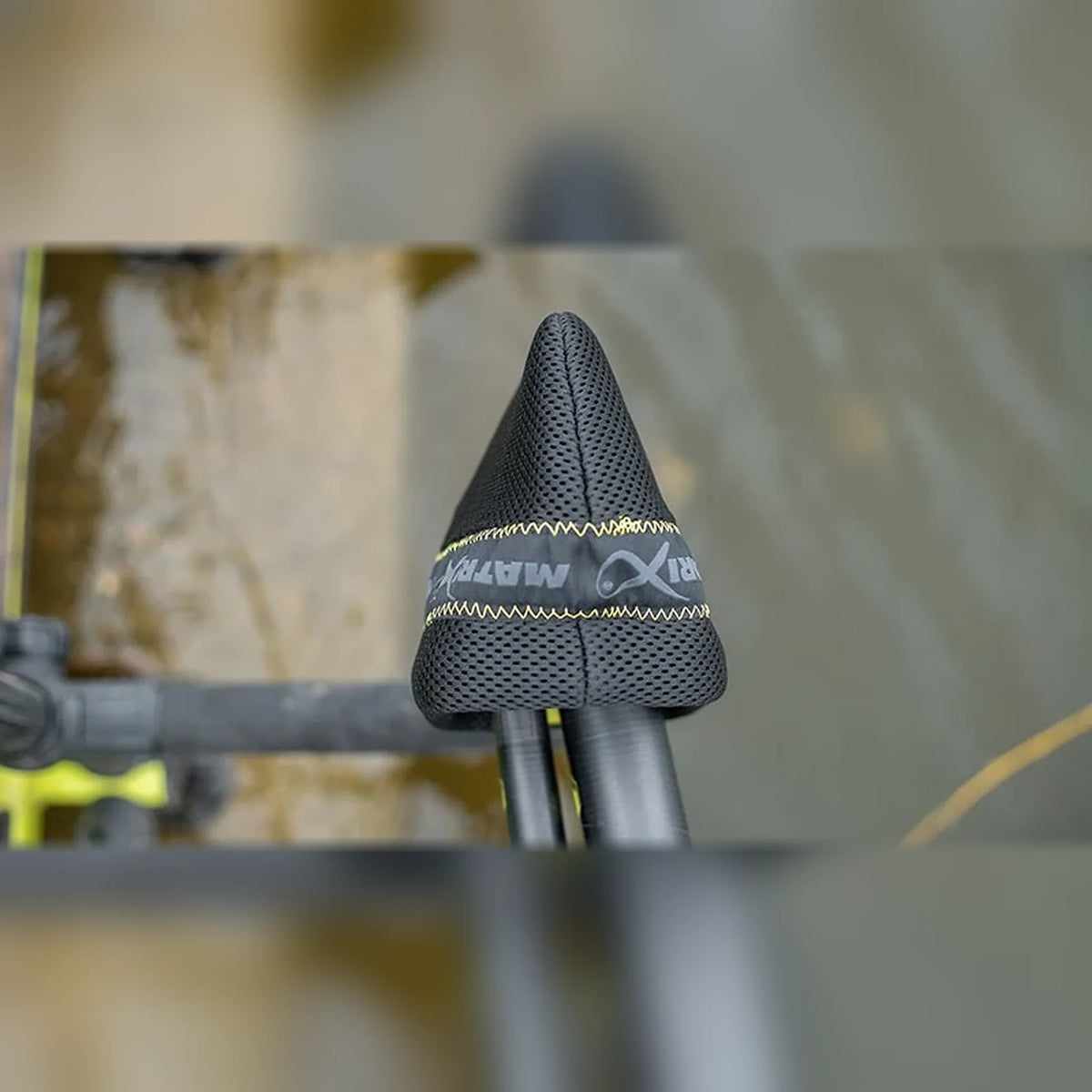 Matrix Compact Pole Sock met twee hengeldelen in het afsteeknet