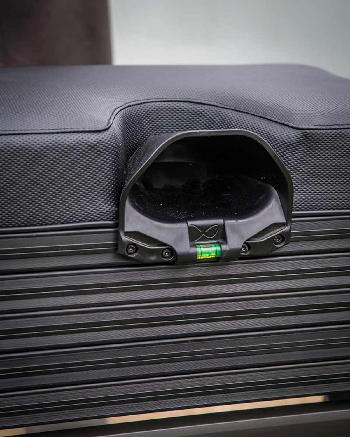 Matrix Deluxe Seat Cushion Unit detail van de centrale hengelsteunuitsparing en groene waterpas