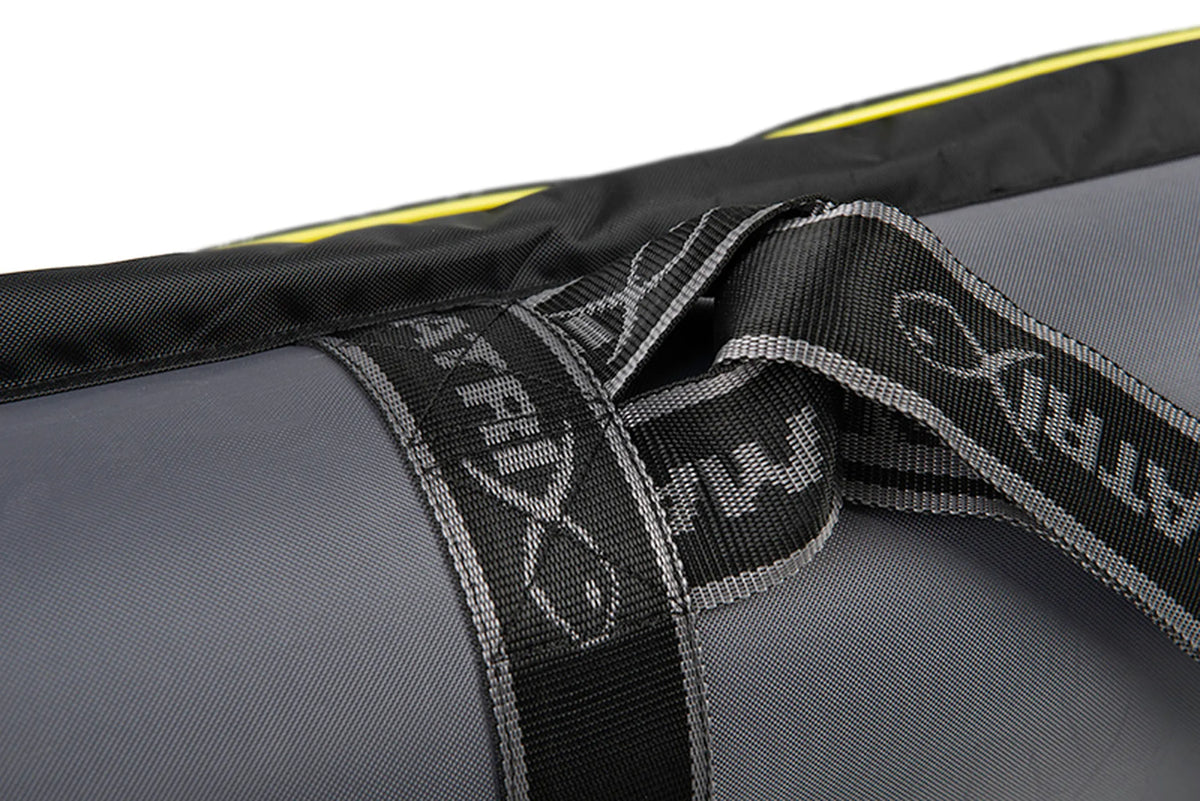 Matrix Ethos 2 Rod Holdall – detail van zwarte geweven Matrix-riemen en hun bevestiging op het grijze foedraal