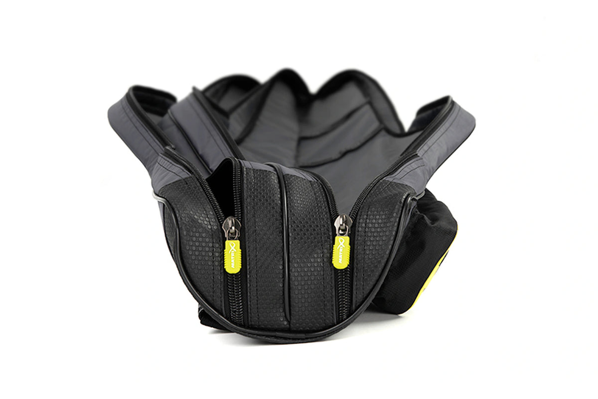 Matrix Ethos 2 Rod Holdall – geopende hengelvakken gezien vanaf de verstevigde bodem met twee gele ritstrekkers
