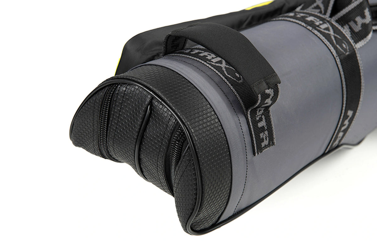 Matrix Ethos 2 Rod Holdall – schuine detailfoto van de zwarte verstevigde bodem, ritsen en gevoerde draaggreep