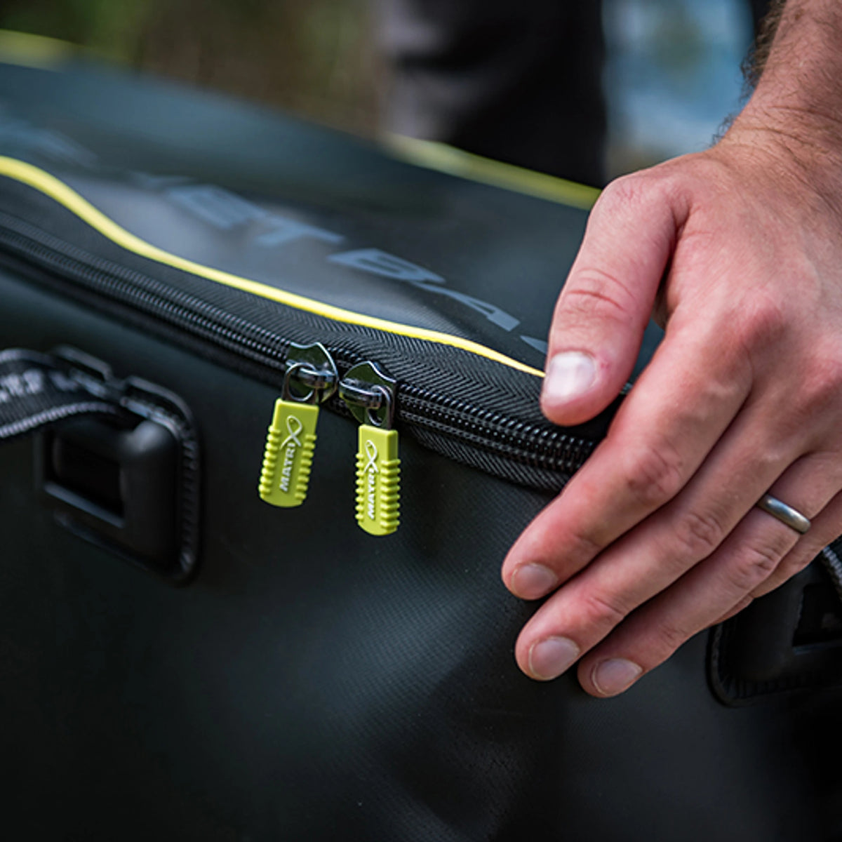 Matrix Ethos EVA Net Bag XL – dubbele rits aan het deksel bedienen