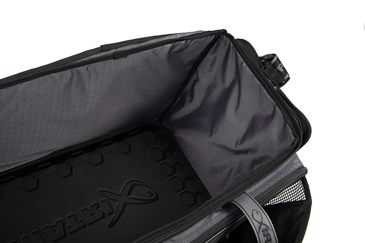 Matrix Ethos Large Carryall – binnenzijde van het ruime hoofdvak met grijze voering en zwarte bodem met Matrix-logo
