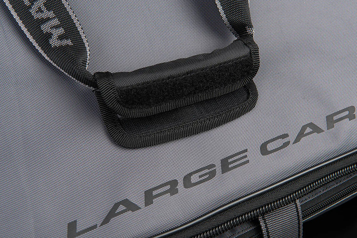 Matrix Ethos Large Carryall – geopende klittenbandsluiting van de gevoerde draaghandgreep op het grijze deksel