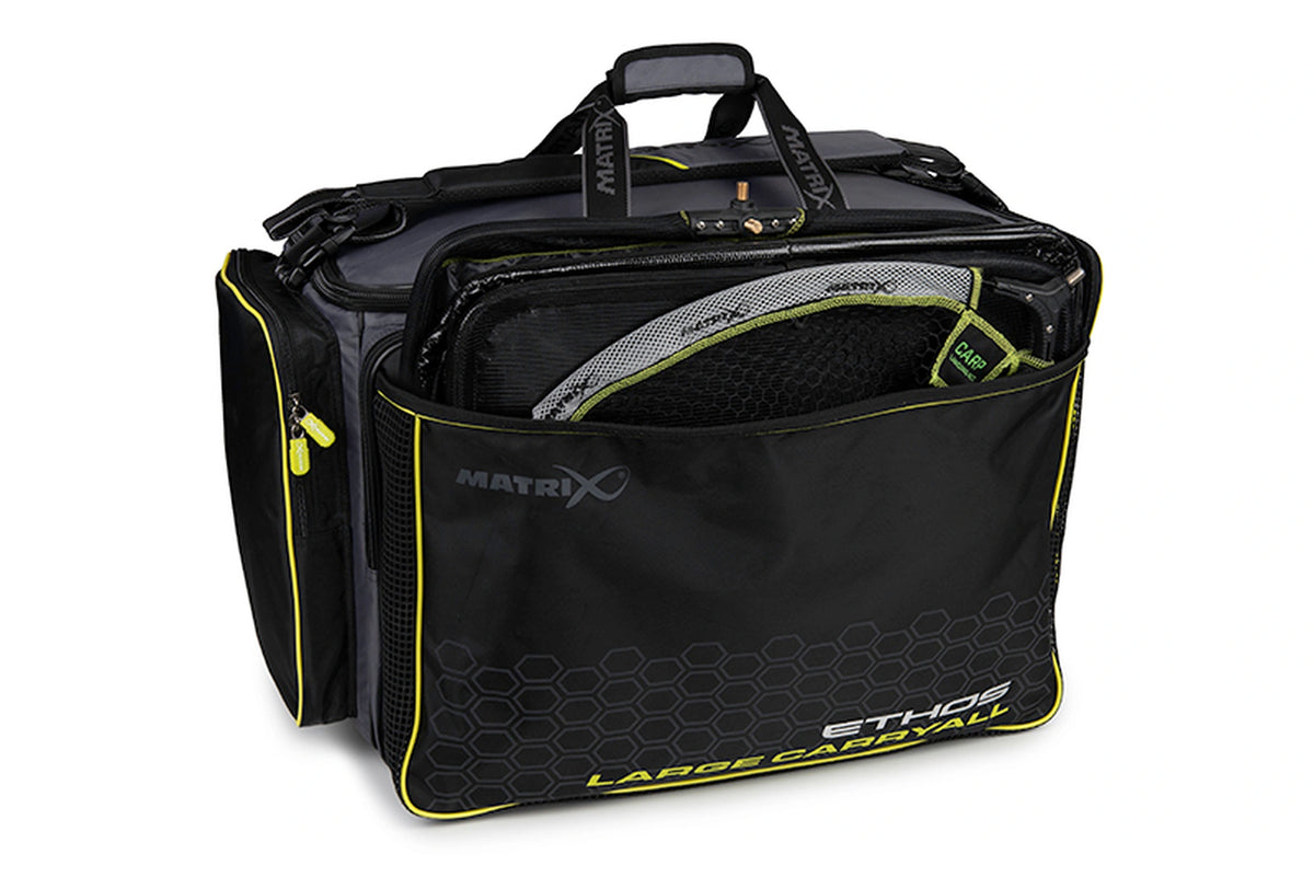 Matrix Ethos Large Carryall – draagtas met opgeborgen schepnet en opgevouwen netten in het ruime zwarte voorvak