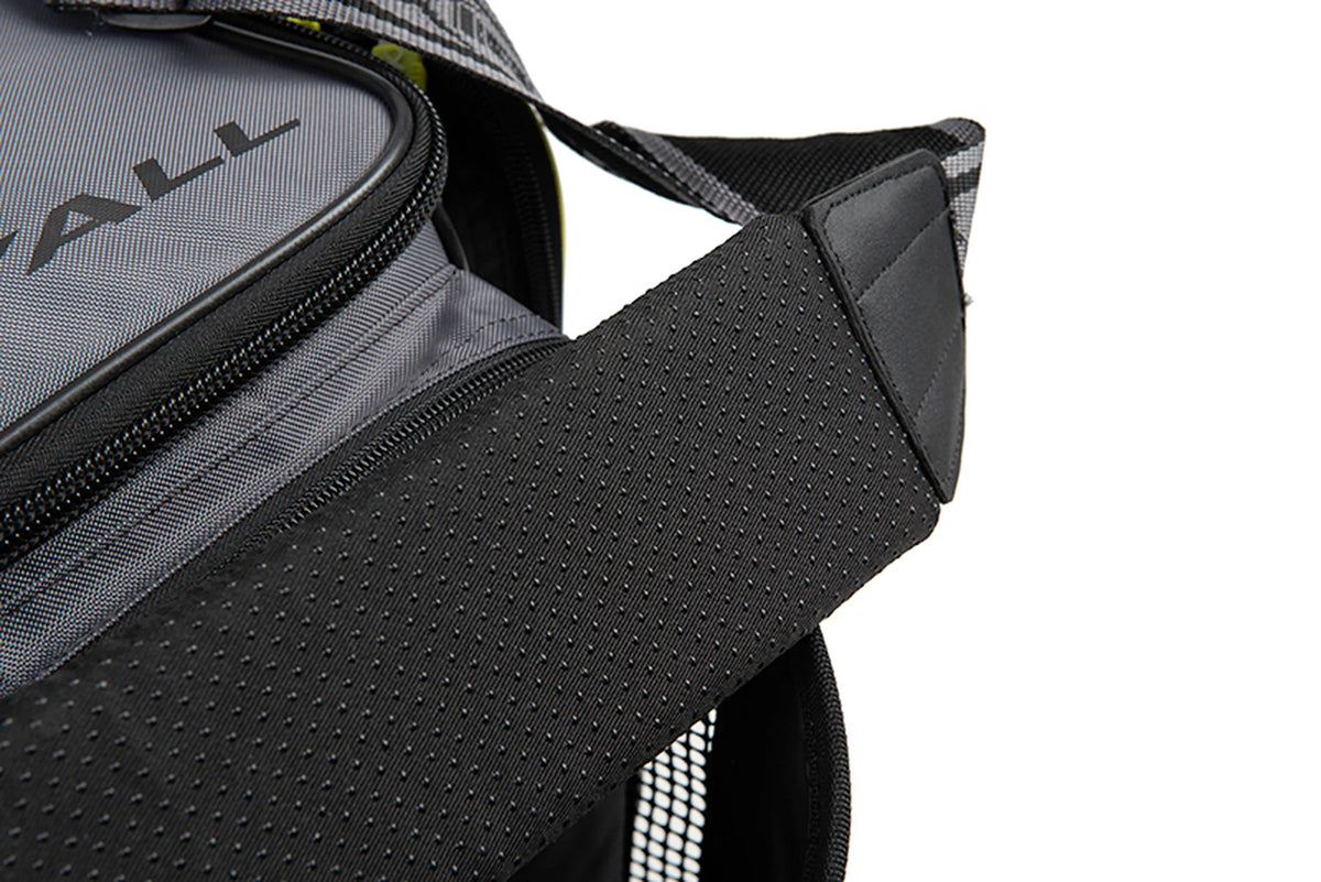 Matrix Ethos Large Carryall – detail van de brede zwarte voering met nopjes aan de onderzijde van de schouderriem