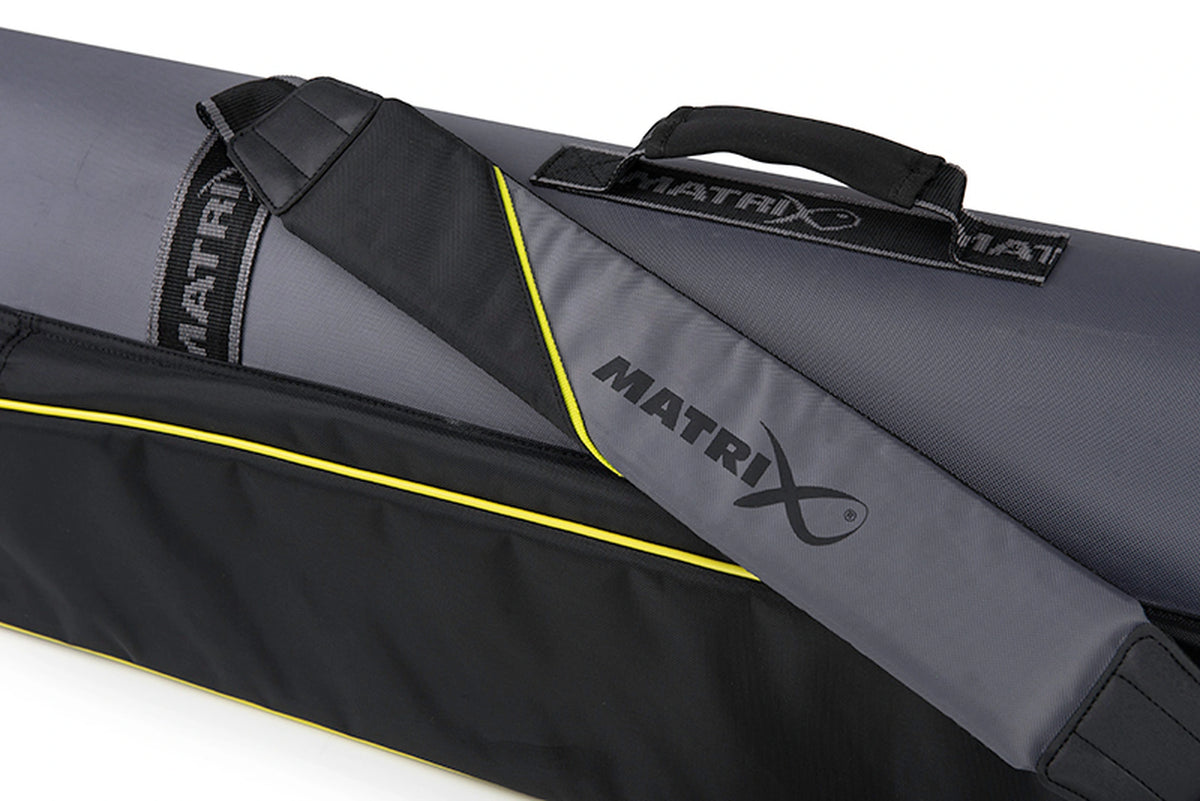 Matrix Ethos Rigid Holdall – overzicht van de gevoerde grijze Matrix-schouderriem en zwarte handgreep op het foedraal