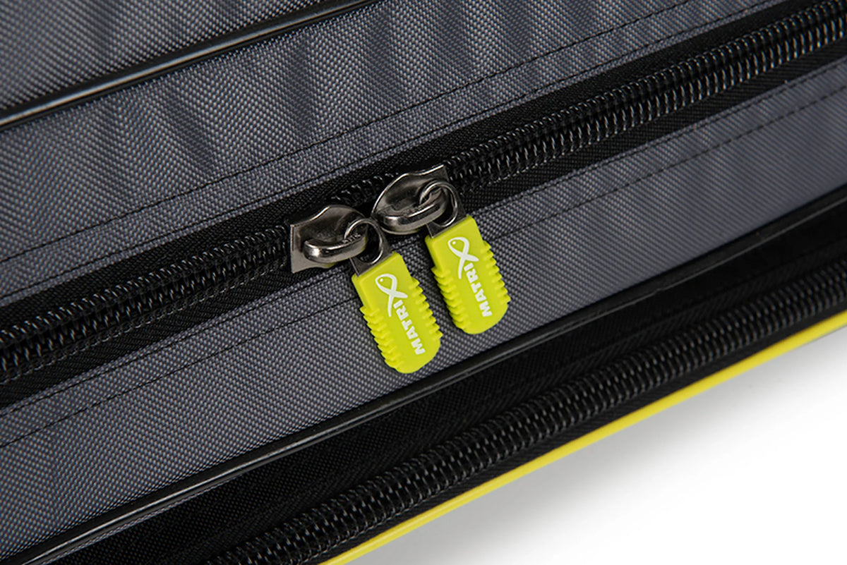 Matrix Ethos Rigid Holdall – detail van twee gele Matrix-ritstrekkers, zwarte ritsen en grijze geweven stof